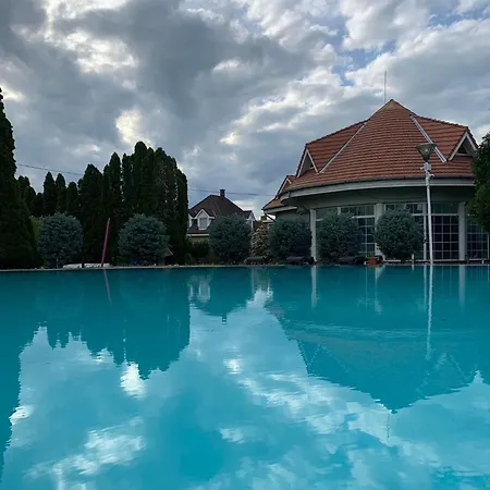 Pool 公寓