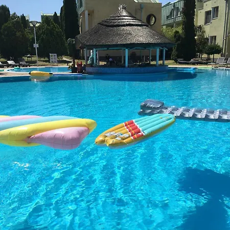 Pool 公寓 *