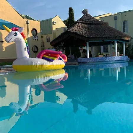 Pool 公寓